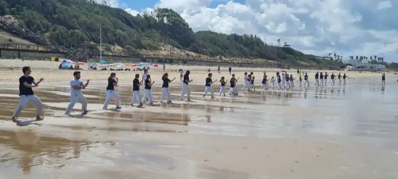 Entrenamiento de katas en la playa del Puerto de Santa Maria del Club Adasal